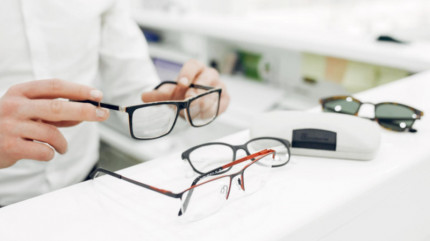 Які симптоми вказують на необхідність окулярів?